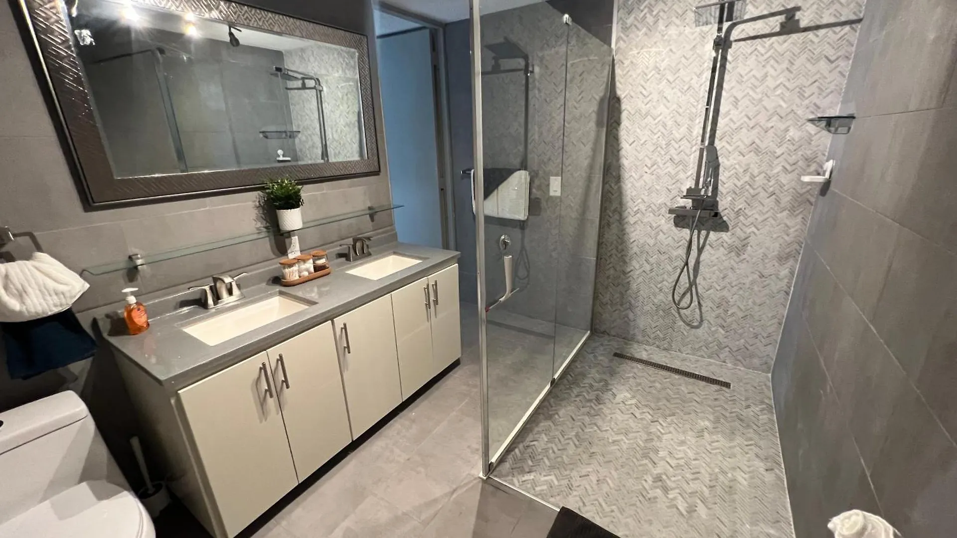 Kasa Metropolis Villa Carolina